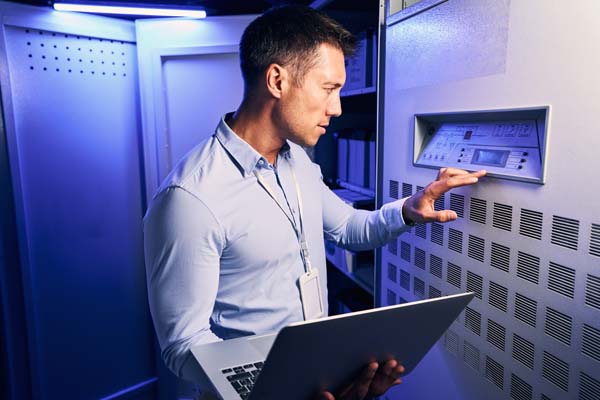IT professional concentrated on reviewing server performance
