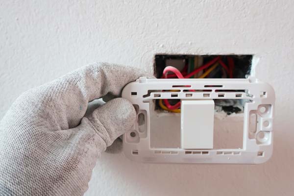repairing-broken-electrical-outlets-in-the-home-e-2023-11-27-05-04-09-utc